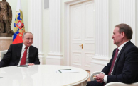 تمتد علاقة فيكتور ميدفيدشوك مع بوتين لعشرين عامًا (Getty)