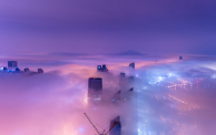 مدينة تشينغداو الصينية في الضباب ليلًا (Getty)