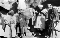  سيف الإسلام حسن (وسط) وشقيق الإمام محمد البدر في جبال الهشوة شرق صعدة 