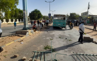 المتظاهرون يدفعون أحد الباصات المتعطلة لاستخدامه كحاجز في شارع رئيسي بأم درمان (الترا سودان)
