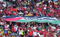 الجمهور التونسي مع علم فلسطين في الملعب