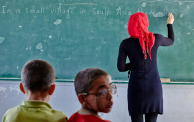 أطفال اللاجئين السوريين يواجهون المنع من التعليم في لبنان.