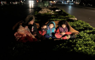 عائلة لبنانية تنام في الشارع خوفًا من الهزات الارتدادية