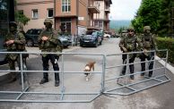 جنود قوة كوسوفو أمام مبنى بلدية زفيشان (GETTY)