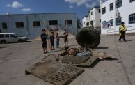 أطفال في مخيم جنين أمام بقايا مدرعة الفهد الاسرائلية (GETTY)