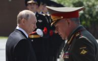  (GETTY) في فعالية أقيمت في موسكو مؤخرًا، بالكاد كان الرئيس الروسي ينظر إلى وزير دفاعه