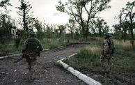 يتقدم الجنود الأوكرانيون على الأرض وسط توقعات بمعارك عنيفة على الأرض (GETTY)