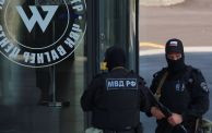 عناصر من جهاز الأمن الداخلي الروسي يحرسون المقر الرئيسي لفاغنر بسان بطرسبورغ (Reuters)