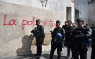 الشرطة تقتل شعار على أحد الجدران في العاصمة باريس (GETTY)