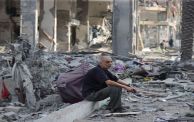 فلسطيني قرب المباني المدمرة في حي الكرامة بغزة
