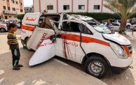 سيارة اسعاف مدمرة في قطاع غزة