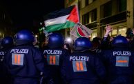 (Getty) الشرطة الألمانية تقمع مظاهرة مؤيدة لفلسطين في برلين