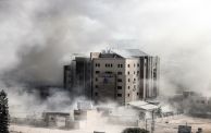 (Getty) دخان يتصاعد بالقرب من مستشفى الوفاء في غزة