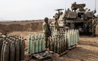 ( GETTY) ذخائر مدفعية تحتوي على الفسفور الأبيض للجيش الإسرائيلي بالقرب من سديروت