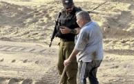 أحد الجنود الإسرائيليين يدعي مساعدة المُسنّ قبل إعدامه ميدانيًا (إكس)