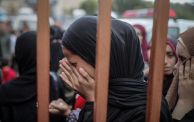 فلسطينية تبكي حزنًا على استشهاد أحد أفراد عائلتها
