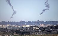 (Getty) قنابل مضيئة فوق قطاع غزة