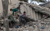 أطفال فوق أنقاض المباني المدمرة في غزة