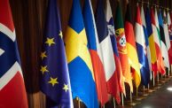 علم الاتحاد الأوروبي إلى جانب أعلام الدول الأعضاء