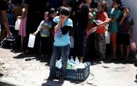 طفلة فلسطينية تنتظر دورها للحصول على الماء