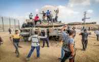 فلسطينيون يسيطرون على دبابة إسرائيلية في 7 تشرين الأول/أكتوبر 2023