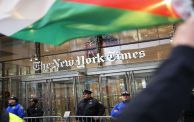 مظاهرة مناصرة لغزة أمام مقر نيويورك تايمز