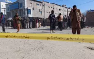 مسؤولون باكستانيون يتفقدون مكان وقوف الانفجارات في مدينة كويتا (CNN)