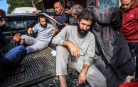 ينتظر معتقلون فلسطينيون دورهم في العلاج بعد أن أطلق سراحهم (GETTY)