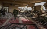 جنود اسرائيليون في منزل مدمر في غزة 2024