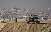 جندي من جيش الاحتلال بجوار دبابة عند حدود قطاع غزة