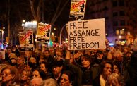 مظاهرة أمام القنصلية البريطانية في برشلونة ضد تسليم أسانج