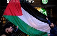 قالت شركة امتياز تدير منافذ ستاربكس في المنطقة، يوم الثلاثاء، إنها ستسرح 2000 عامل وسط دعوات لمقاطعة شركة القهوة الأمريكية، على خلفية العدوان الإسرائيلي المتواصل على قطاع غزة.