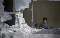طفلة فلسطينية تنظر إلى الدمار الذي خلّفه القصف الإسرائيلي