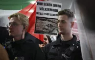 أفراد من الشرطة الالمانية داخل القاعة التي يعقد فيها المؤتمر الداعم لفلسطين (الأناضول)