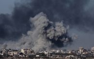 دخان يتصاعد جراء الغارات الإسرائيلية