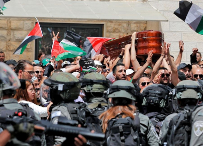 قمعت قوات الاحتلال مسيرة تشييع الصحفية شيرين أبو عاقلة في القدس (تويتر)