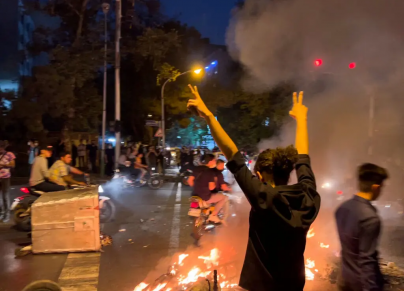 احتجاجات متواصلة في إيران (رويترز)