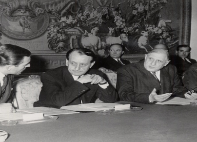 من اليسار إلى اليمين: موريس هرتسوغ وأندريه مالرو والجنرال ديغول عام 1958