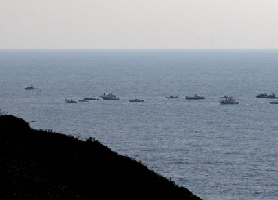 لبنانيون يتظاهرون في قوارب مع شعارات تؤكد حق لبنان في ثروته الغازية البحرية