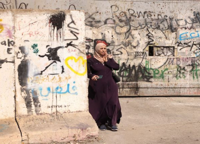   (Getty) فلسطينية خلال اشتباكات مع جيش الاحتلال في بيت لحم 