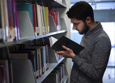 طالب عربي في تركيا يقرأ في مكتبة