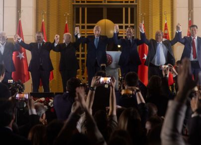 الرئيس أردوغان وقادة تحالف الجمهور أمام المجمع الرئاسي في أنقرة (GETTY)
