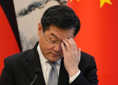 لم يظهر وزير الخارجية الصيني المقال منذ شهر على الأضواء (GETTY)