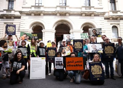الوقفة التضامنية مع علاء عبد الفتاح أمام مبنى الخارجية البريطانية (GETTY)
