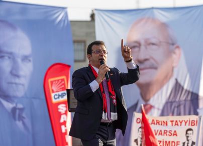 يقود أكرم إمام أوغلو تيارًا داخل حزب الشعب يطالب باستقالة زعيمه كليجدار أوغلو (GETTY)