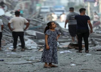 طفلة فلسطينية بين الأنقاض في غزة (يونيسيف) 