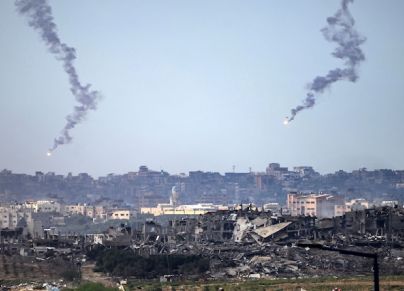 (Getty) قنابل مضيئة فوق قطاع غزة