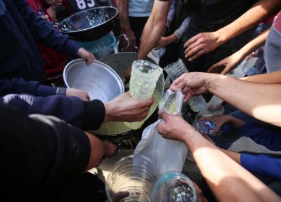 تحرم "إسرائيل" سكان قطاع غزة من الماء والطعام منذ أكثر من شهرين (GETTTY)