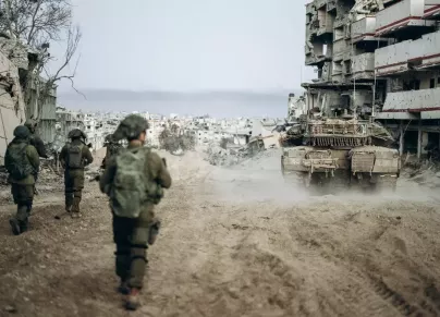 يسعى الجيش الإسرائيلي لإنشاء قواعد دائمة داخل غزة (GETTY)
