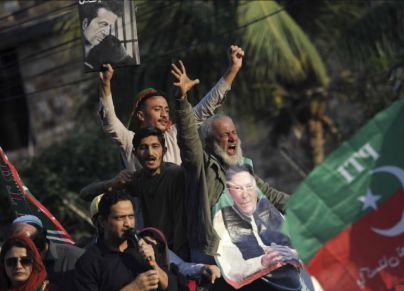 فوز غير متوقع لحزب عمران خان